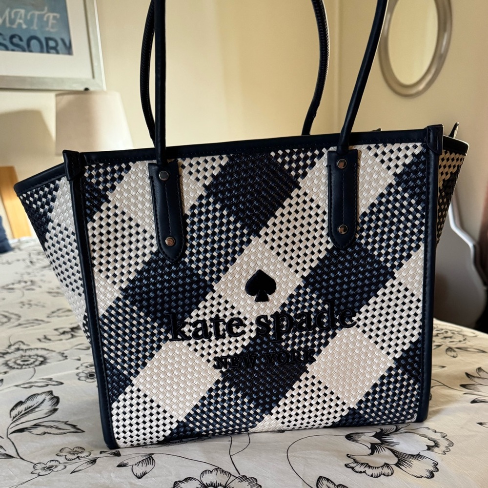 Kate Spade woven Navy and white